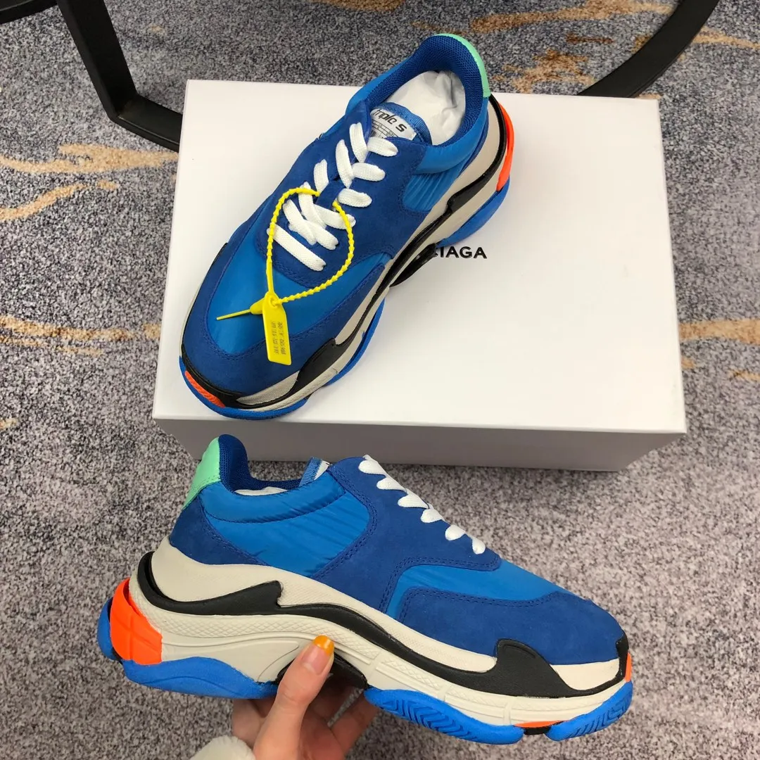 👟👟Ex-factory price 800👟👟 Balenciaga second generation 17 colors🖤 Balenciaga Triple-s Balenciaga-dad shoes. The world’s most popular retro jogging shoes 🔥. 🔺Retro distressed craftsmanship ~ original combination sole, heavy craftsmanship, not a low-end 2-layer combination sole! The upper is made of imported parachute cloth spliced ​​with nubuck matte, priced at 24 yuan per foot, which is different from the ordinary canvas on the market! The back is covered with cowhide high-frequency embossing! ⚠️When purchasing authentic products at the counter, I specifically asked the clerk about the materials. Size: 35-41 yards, men’s size 39-45, matching cloth bag, shoelaces, complete certificate of certification/men’s model will be notified later.